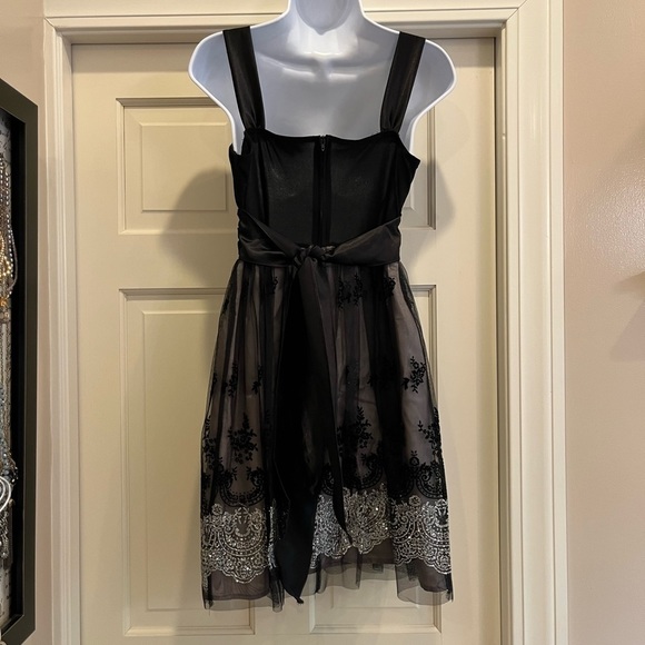 𝅺Gorgeous black knee length dress with sparkle design around the skirt. - Picture 3 of 7